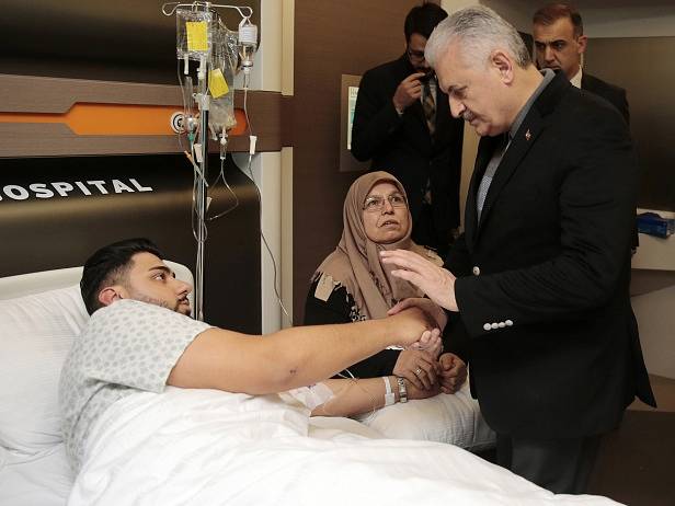 Turecký premiér Binali Yildirim navštívil v nemocnici přeživší útoku v nočním klubu.