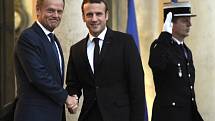 Donald Tusk (vlevo) a Emmanuel Macron.