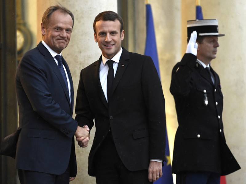 Donald Tusk (vlevo) a Emmanuel Macron.