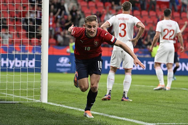 Čeští fotbalité nastoupili v úvodním utkání elitní skupiny Ligy národů proti Švýcarsku. Gólová radost Jan Kuchty