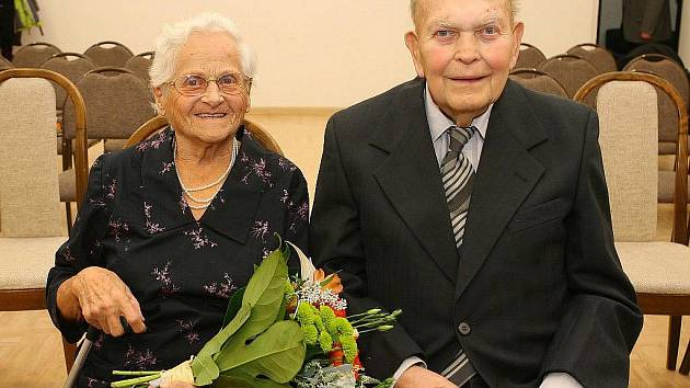 Helena a Robert Jungmannovi oslavili v pátek 11. listopadu 2011 platinovou svatbu. Manželé jsou 70 let.