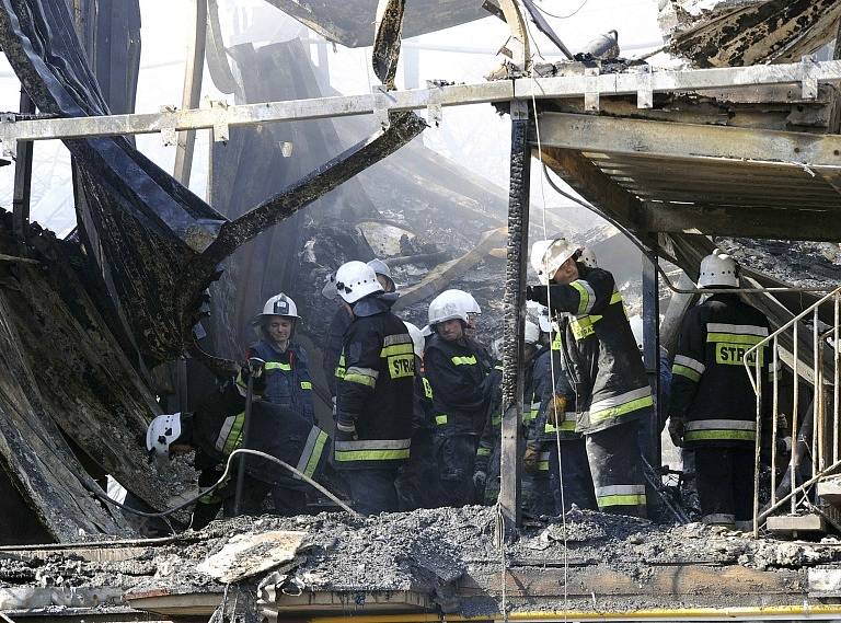 Při požáru v ubytovně pro sociálně slabé zemřelo v pondělí v Polsku 22 lidí a 20 utrpělo zranění. Budova v městečku Kamien Pomorski na severozápadě Polska sloužila jako hotel pro lidi bez vlastního bydliště a bylo v ní i mnoho matek s dětmi.