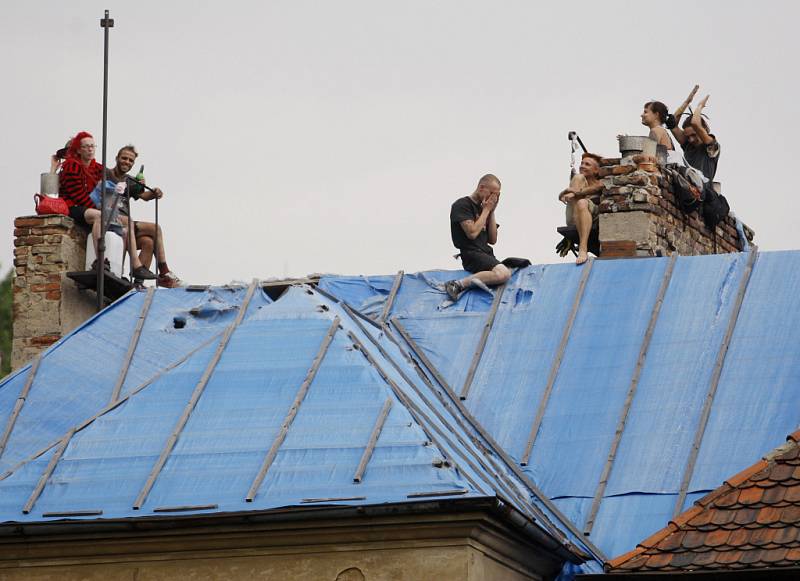 Asi 40 lidí obsadilo opuštěnou vilu Milada v Praze 8. Policie proti squatterům zasáhla.