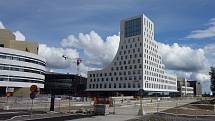 Švédsko již několik let přesouvá své nejsevernější město, Kiruna ustupuje těžbě. Staré centrum zaniká, nové se rodí uprostřed staveniště.