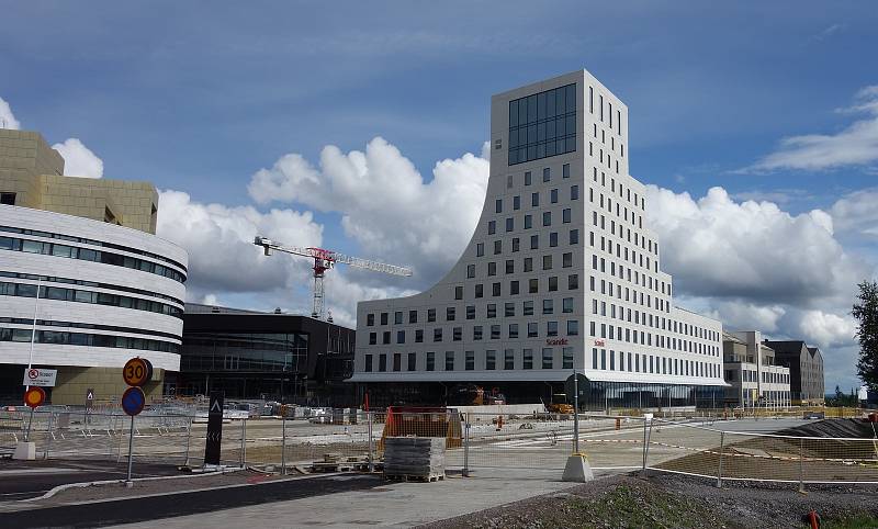 Švédsko již několik let přesouvá své nejsevernější město, Kiruna ustupuje těžbě. Staré centrum zaniká, nové se rodí uprostřed staveniště.