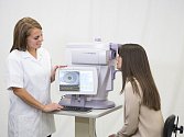 Zjistit cukrovku rychlým vyšetřením oka, tedy bez odběru krve, umí přístroj, který má nakrátko zapůjčený třetí interní klinika Všeobecné fakultní nemocnice (VFN) a první lékařské fakulty Univerzity Karlovy.