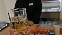 Mniši vyrábějí i vlastní ovocné víno. V klášteře Göttweig se však benediktýni obzvlášť starají o sady a vyrábějí z meruněk nejrůznější dobroty včetně osvěžujícího oranžového nektaru.