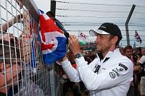 Velká cena Británie: Jenson Button se podepisoval fanouškům, i když nedojel