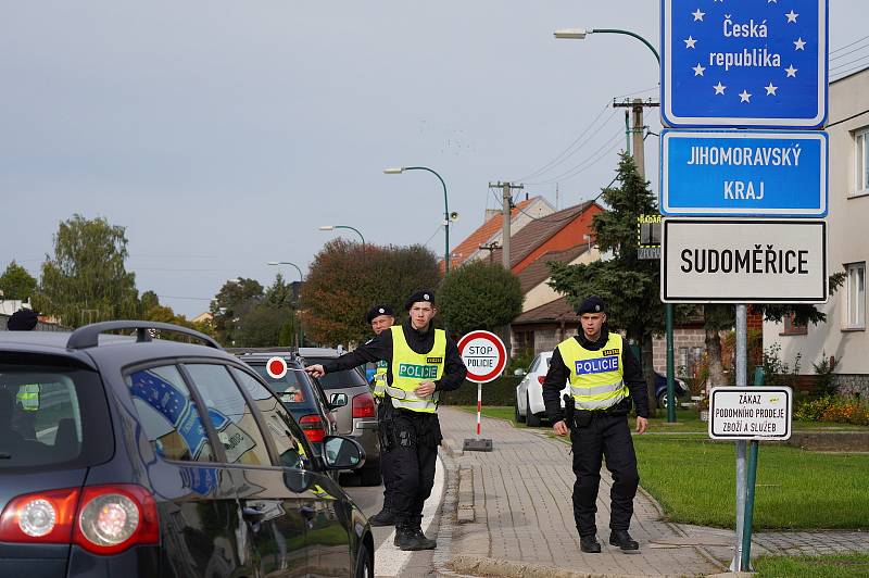 Obnovené kontroly na hranicích se Slovenskem. Policisté prohlížejí osobní a nákladní auta kvůli nelegálním migrantům, 5. října 2022