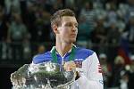 Tomáš Berdych s vytouženou "salátovou mísou" pro vítěze Davis Cupu.