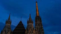 Vídeňskou katedrálu sv. Štěpána rozzářila nová světelná instalace ve tvaru nebeského žebříku. Dílo tamní současné umělkyně Billi Thannerové odkazuje na biblický příběh Jákoba symbolizující naději a cestu z hlubin současné pandemie.