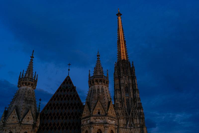 Vídeňskou katedrálu sv. Štěpána rozzářila nová světelná instalace ve tvaru nebeského žebříku. Dílo tamní současné umělkyně Billi Thannerové odkazuje na biblický příběh Jákoba symbolizující naději a cestu z hlubin současné pandemie.