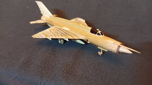 Model letadla MiG-21 vznikl ze zlomené násady od koštěte.