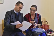 Alena Vitásková a Tomáš Gřivna - Na jihlavském Okresní soudu pokračovalo 16. října 2019 soudní líčení s bývalou předsedkyní Energetického regulačního úřadu Alenou Vitáskovou (vpravo). Vlevo její obhájce Tomáš Gřivna.