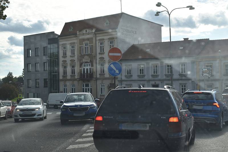 Doprava je ve městě aktuálně velmi hutná a to nejen ve špičce. Takto vypadá doprava ve všední, neúřední den před 14 hodinou.