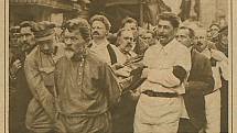 Lev Davidovič Trockij a Josif Vissarionovič Stalin nesoucí rakev Felixe Dzeržinského 30. července 1926