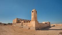 Na severozápadním pobřeží Kataru se nachází několik málo známých měst duchů. Jejich architektura vypráví o bývalém způsobu života obyvatel. Centrem všeho byla mešita. Na snímku chrám města duchů Al Jumail.
