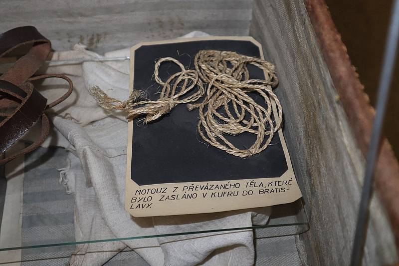 V expozici kriminalistiky Muzea Policie ČR je vystaven i motouz, jímž byly balíky s kusy lidského těla převázány