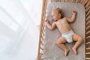 Bezpečný spánek je nejdůležitější prevencí proti SIDS. Dítě spí na zádech, bez peřinky a dalších měkkých předmětů, do kterých by mohlo zabořit hlavičku.