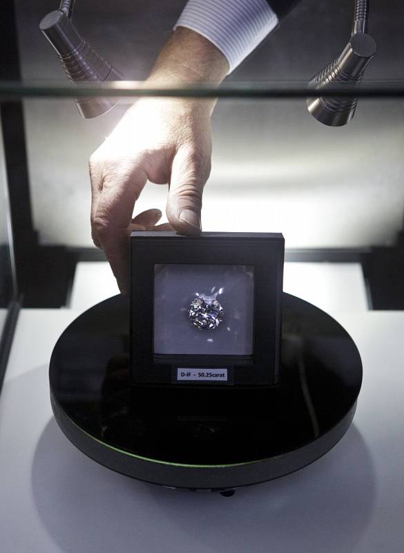 V současnosti největší diamant ve střední Evropě o velikosti 50,25 karátu v hodnotě kolem 14 milionů dolarů (asi 282 milionů korun) si mohli novináři prohlédnout na výstavě, která byla otevřena 14. listopadu v Praze. 