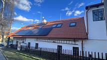 Střechou po rekonstrukci nejen že už nezatéká, ale nově jsou na ní umístěny také solární panely z obou stran domu