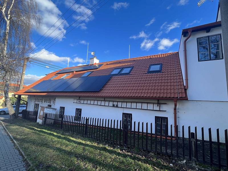 Střechou po rekonstrukci nejen že už nezatéká, ale nově jsou na ní umístěny také solární panely z obou stran domu