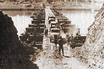 Zahájení Jomkipurské války. Egyptská vojenská nákladní auta zdolávají 7. října 1973 Suezský průplav pro provizorně postaveném pontonovém mostě