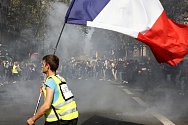 Muž s francouzskou vlajkou na demostraci za ochranu klimatu v Paříži