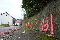 Místo útoku v Illerkirchbergu na jihozápadě Německa, kde muž napadl nožem dvě dívky na cestě do školy, 5. prosince 2022