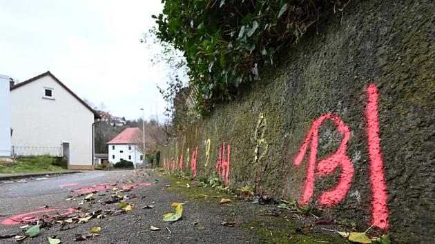 Místo útoku v Illerkirchbergu na jihozápadě Německa, kde muž napadl nožem dvě dívky na cestě do školy, 5. prosince 2022