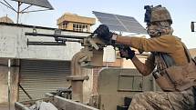 Příslušník speciálních sil afghánské armády hlídkuje ve městě Laškar Gah