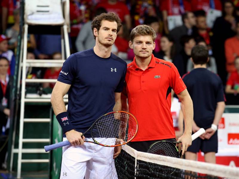 Andy Murray z Británie (vlevo) a David Goffin z Belgie ve finále Davis Cupu.