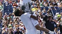 Radek Štěpánek (nahoře) a Leander Paes po proměněném mečbolu ve finále US Open.