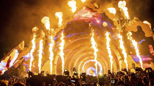 Travis Scott během vystoupení na festivalu Astroworld v houstonském komplexu NRP Park. Při tlačenici před před zahájením festivalo bylo ušlapáno několik lidí.