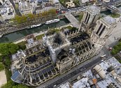 Pařížská katedrála Notre-Dame poničená požárem na letecké fotografii