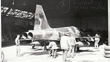 F-5 při přesunu do hangáru v leteckém muzeu ve Kbelích