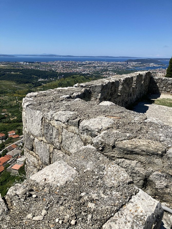 Ze starobylé pevnosti Klis, v níž se natáčely některé scény seriálu Hra o trůny, mají turisté stejně dobrý pohled na Split, jako měli kdysi obávaní osmanští dobyvatelé