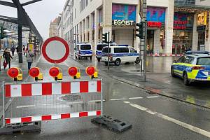 Policisté uzavřeli okolí nákupního centra Altmarkt-Galerie v Drážďanech, kde ozbrojený muž držel v sobotu 10. prosince rukojmí