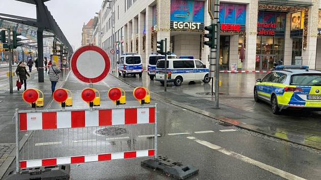 Policisté uzavřeli okolí nákupního centra Altmarkt-Galerie v Drážďanech, kde ozbrojený muž držel v sobotu 10. prosince rukojmí