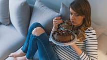 Mnoho lidí zahání deprese jídlem