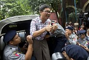 Policie v Myanmaru předvádí zadržené novináře