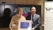 Cenu za projekt Impactso předal regionální ředitel společnosti Huawei James Tang