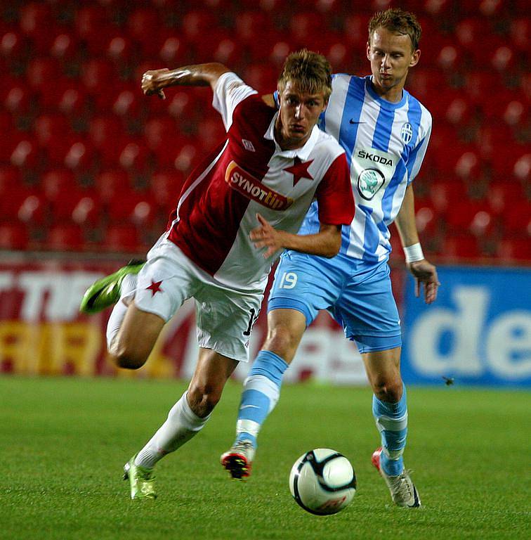 Záložník Slavie Ondřej Petrák (vlevo) a útočník Boleslavi Jan Chramosta.