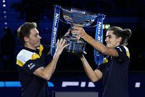Grandslamoví šampioni a vítězové Turnaje mistrů Pierre-Hugues Herbert (vpravo) a Nicolas Mahut nebudou spolu hrát na Australian Open. Herbert nemůže v Melbourne startovat, protože není očkovaný.