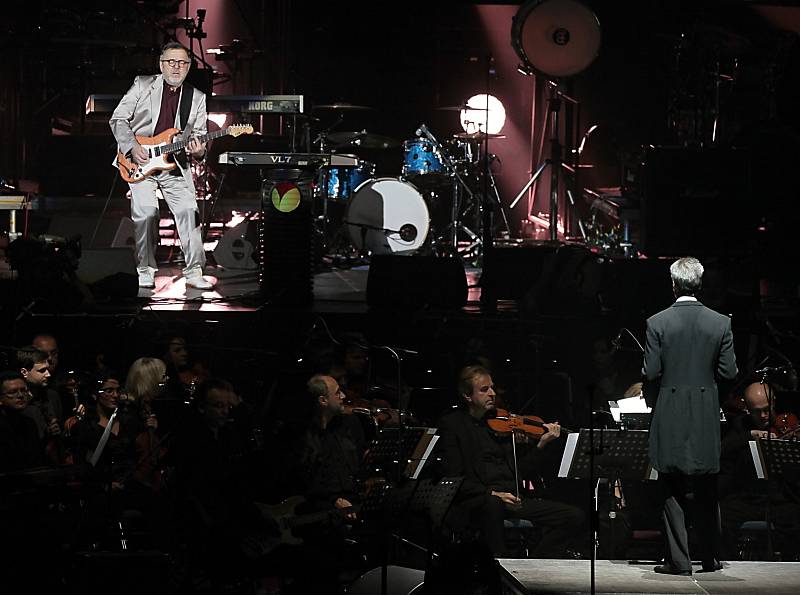 VELKOLEPÁ SHOW. Pražský výběr předvedl koncert plný hostů, klišé i překvapení.