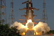 Snímek obrazovky z Youtube kanálu Indian Space Research Organization (ISRO) ukazuje, jak kosmická loď Aditya-L1 startuje na palubě satelitní nosné rakety z vesmírného střediska Šríharikota