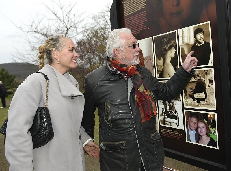 Olga Menzelová a Jaromír Hanzlík na slavnostním  zahájení výstavy  Rozmarné cesty Jiřího Menzela.