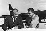 Clarence Johnson a Francis Gary Powers před letadlem U-2