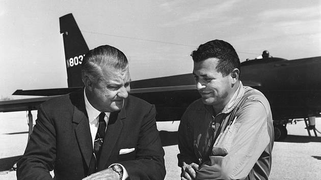 Clarence Johnson a Francis Gary Powers před letadlem U-2
