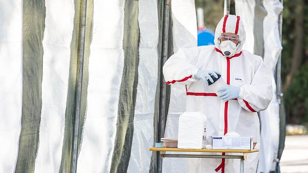 Česko zvýšilo počet testů na koronavirus.